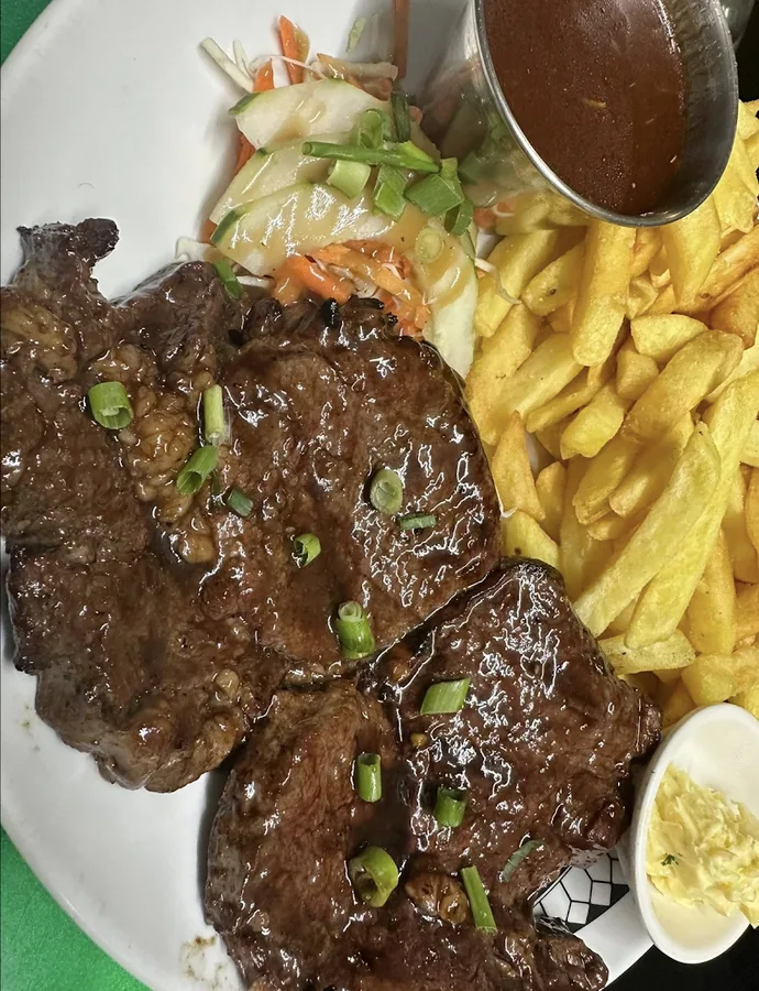 Cook'N'Roll, steak grillé avec frites maison et salade de crudités
