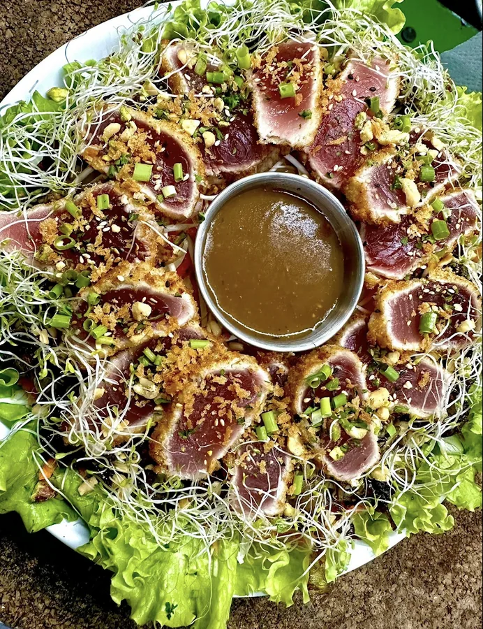 Cook'N'Roll, mi-cuit de thon saisi minute, sésame et sauce ponzu